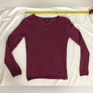 Vintage Mossimo beautiful rich plum fitted lightweight yet warm vneck sweater.